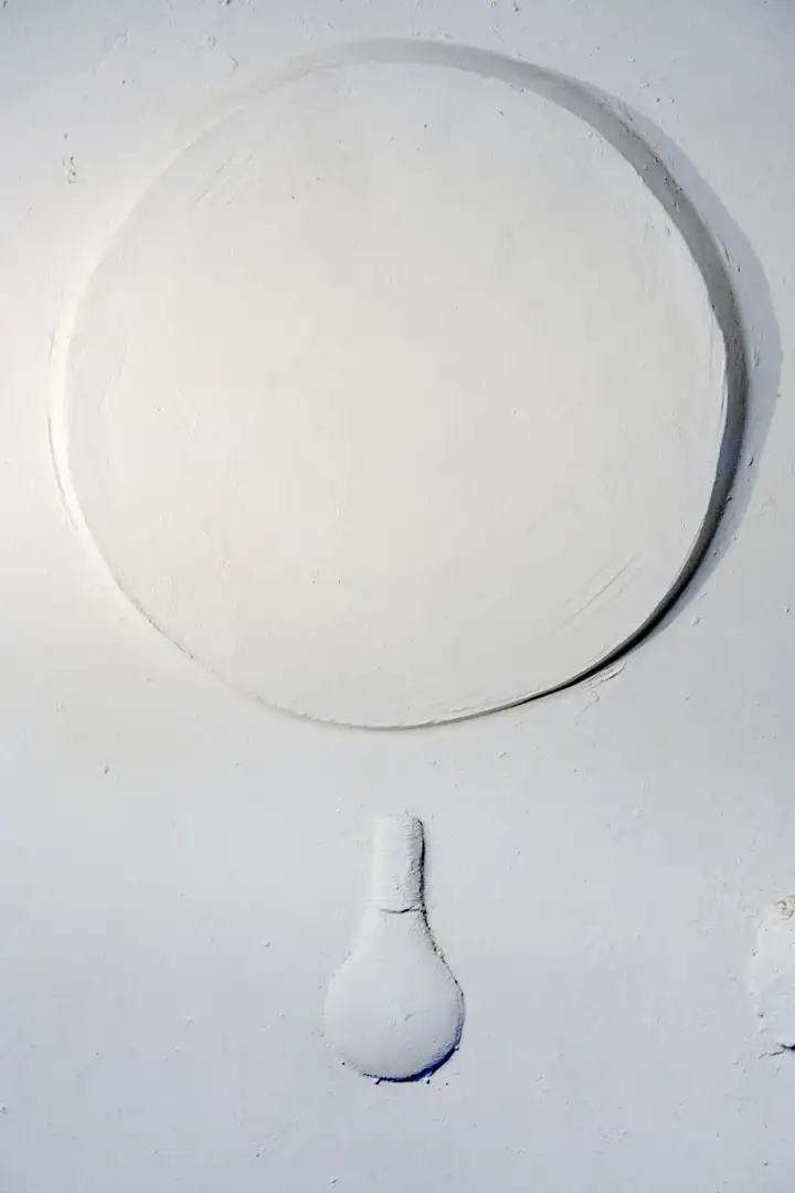 A relief of a circle above a lightbulb
